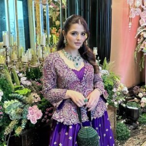 Pakistani Style Suit – Elegant Formal Wear