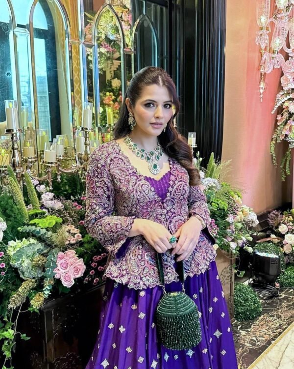Pakistani Style Suit – Elegant Formal Wear