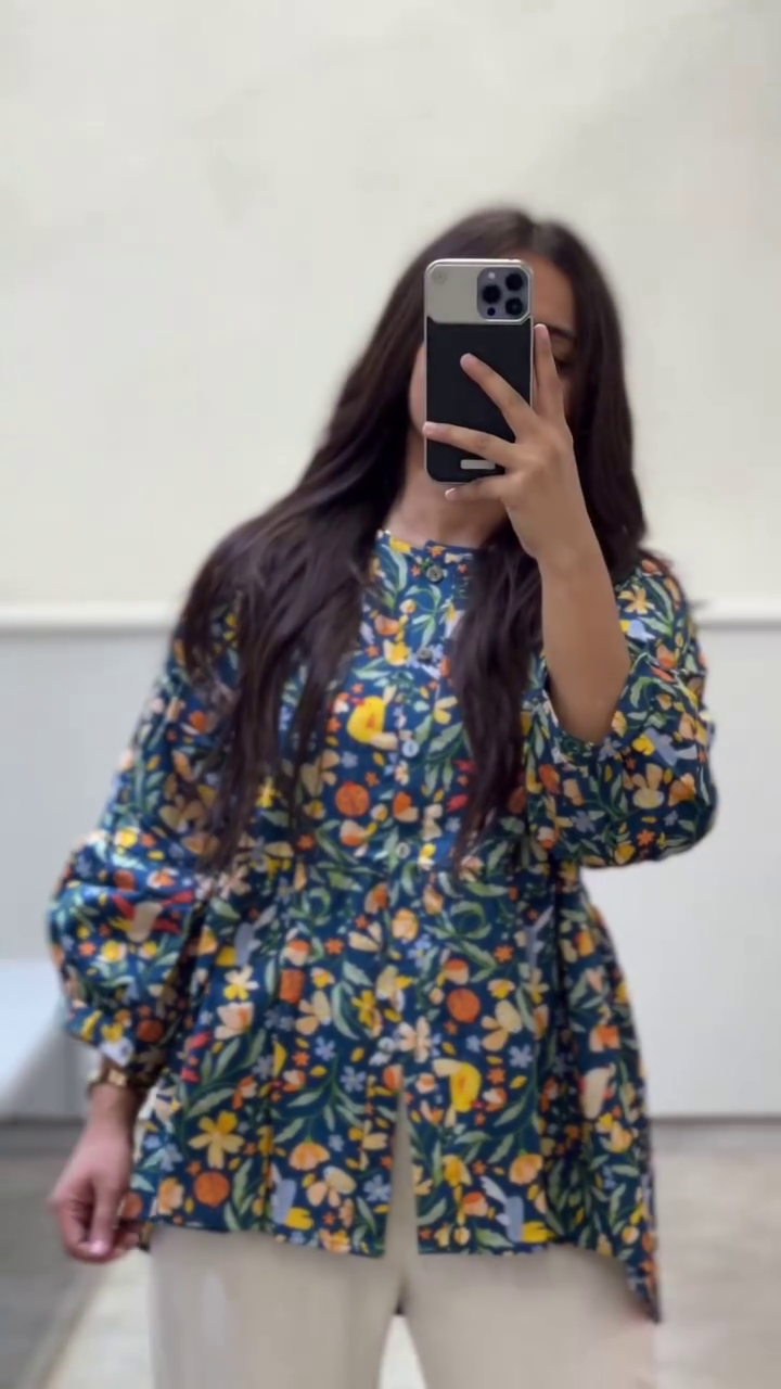 🌺 Botanical Glance – The Statement Floral Top